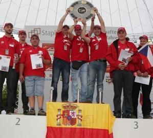 El equipo español, ganador absoluto en 2012, en lo alto del podio. 