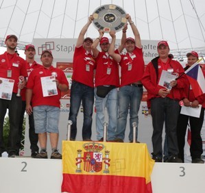 El equipo español, ganador absoluto en 2012, en lo alto del podio. 