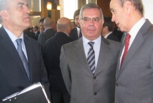 El consejero de Obras Públicas de Aragón, Rafael Fernández de Alarcón (derecha), junto al secretario general de Infraestructuras del Ministerio de Fomento, Manuel Niño (izquierda), y al director del Simposio, Rafael López.