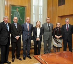La ministra de Fomento, Ana Pastor, con representantes de las autoridades portuarias de Avilés, Bilbao, Gijón, Pasajes, Santander y Sevilla.
