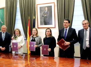 Los firmantes del convenio para el desarrollo de la plataforma logística de Pontevedra. En el centro la ministra de Fomento, Ana Pastor.