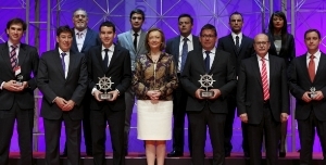 Los galardonados con le Premio Pilot 2013 a la Excelencia Logística, posan con la presidenta de Aragón, en el centro, y el consejero de Industria, segundo por la izquierda.