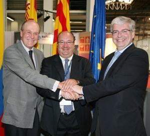 De izquierda a derecha: Enrique Lacalle, presidente del SIL, Guillermo González Larsen, vice-presidente primero de ALACAT, y Jordi Cornet, delegado especial del Estado en el Consorci de la Zona Franca de Barcelona, tras la firma del acuerdo.