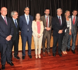 La Ministra de Fomento acompañada de otras personalidades durante la inauguración del SIL 2013.