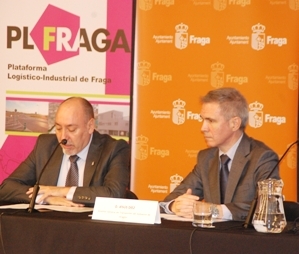 Jesús Díez, director general de Transportes de Aragón (derecha) y  Santiago Escándil, alcalde de Fraga, durante la inauguración de la jornada.