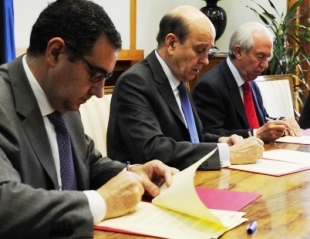 Firma del convenio para impulsar la logística entre representantes del Gobierno de Aragón y de la FET.