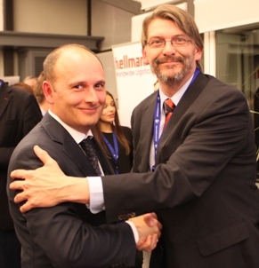 Marc Castells, director general de TXT (izquierda) y Alex Delrue, presidente y CEO de Hellmann en España.