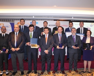 Todos los premiados y patrocinadores de los Premios CEL 2015, junto al presidente del CEL, Alejandro Gutiérrez, (en el centro primera fila). 