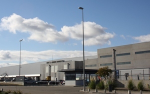 Vista exterior de la Plataforma logística de Inditex en PLAZA Zaragoza, donde se construye en silo autpmatizado de prenda colgada.