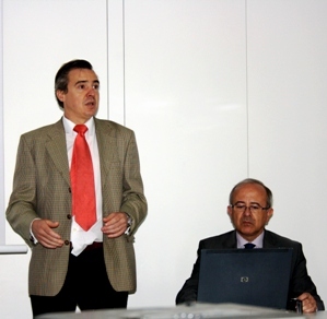 Manuel Prats, de pie, director general de Alfaland, y Antonio Rodriguez, en la presentación de la jornada.