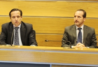 Juan Pablo Lázaro (izquierda) y Francisco Aranda, presidente y secretario general de UNO, respectivamente, en la apertura de la jornada.