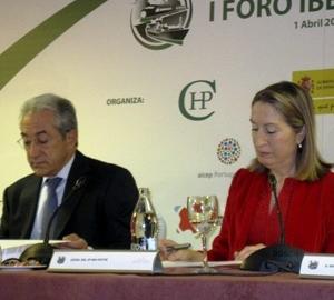 Ana Pastor, ministra de Fomento, y José Tadeu, embajador de Portugal en España