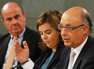 Cristóbal Montoro, ministro de Hacienda, en primer término, junto a la vicepresidenta del Gobierno, Soraya S. de Santamaría, y el ministro de Economía, Luis de Guindos.
