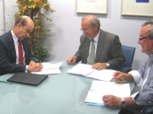 Rafael Fernández de Alarcón (izquierda) y los representantes de JCV, firman el acuerdo.  