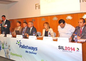 Los participantes en la mesa redonda. Al fondo, Tony Llatas, presidente de Palletways Iberia y en el centro Gregorio Hernando, director general, acompañados de clientes y miembros de la red.