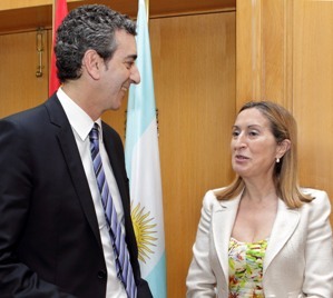 Ana Pastor y el ministro de Transportes argentino Florencio A. Randazzo
