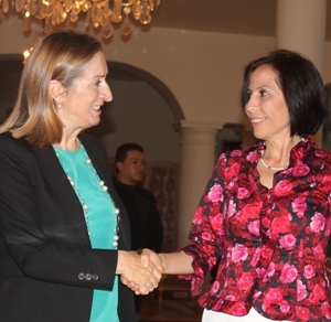 Ana Pastor, ministra de Fomento de España, y María de Los Ángeles Duarte, ministra de Transportes y Obras Públicas de Ecuador.