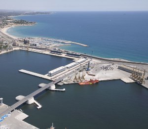 Puerto de Tarragona en el Levante español