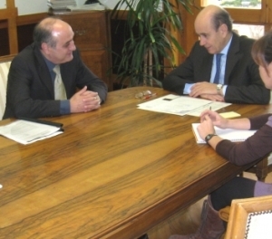 El Consejero de Obras,  Públicas, Urbanismo, Vivienda y Transportes del Gobierno de Aragón, Rafael Fernández de Alarcón (derecha) en la reunión con Fernadno Callizo (CREA)