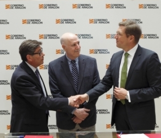 Arturo Aliaga (izquierda), consejero de Industria e Innovación del Gobierno de Aragón, estrecha la mano de Ralph T. Keck, Product Supply & GTM Innovation director de Procter & Gamble, en presencia de Yossi Sheffi, director de MIT CTL. 