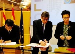 De derecha a izquierda, Mª Jesús Saenz (ZLC); Arturo Aliaga (Gobierno de Aragón) y Bing-Jean Lee (Univesidad de Taiwan).
