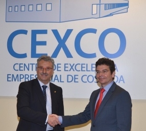 Raúl Alonso, alcalde de Coslada (izquierda), estrecha la mano de Alejandro Gutiérrez, presidente del CEL.