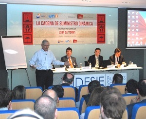 John Gattorna durante su conferencia. En la mesa de izquierda a derecha, Alejandro Gutiérrez, presidente del CEL, Jorge Díaz-Ferrer, director Sectorial de Adecco Logística y Transporte, y Marcos Luengo, presidente de IDESIE.