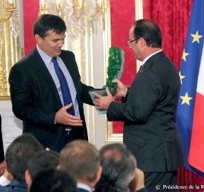 Eric Hémar, izquierda, recibe el premio de manos François