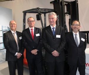 De derecha a izquierda, Hirooki Fujiwara, Matthias Fischer, Hans van Leeuwen y Norman Memminger, directivos de Toyota Material Handling.
