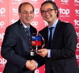 Fernando López Aranda (izquierda), director de RR. HH. de DHL Express Iberia, en el momento de recibir el galardón.