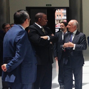 Rafael Aznar, presidente de la Autoridad Portuaria de Valencia (derecha), charla con el secretario de Transportes de EE.UU., Anthony Foxx, en presencia del presidente de Puertos del Estado, José Llorca (de espaldas). 