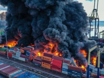 Controlado el incendio de cientos de contenedores en el puerto turco de Alejandreta tras los terremotos