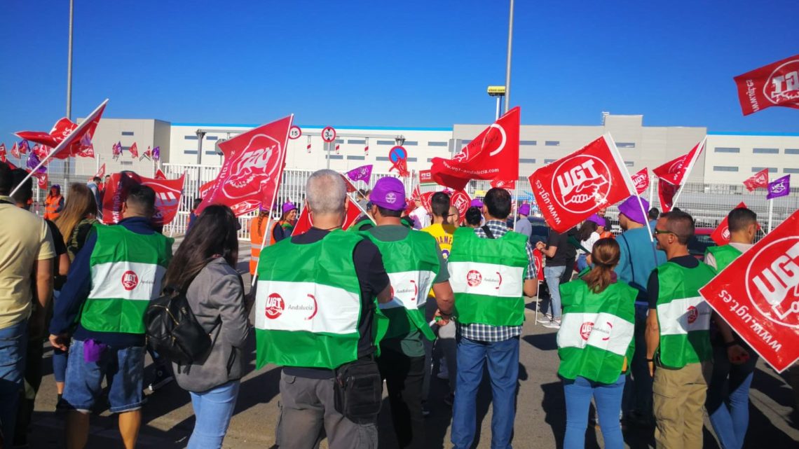 Manifestantes en la puerta de la plataforma de Amazon en Dos Hermanas, Sevilla.