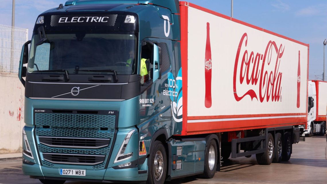 Coca-Cola, Ontime y Volvo se alían para impulsar la electrificación de la flota de camiones de la multinacional de refrescos.