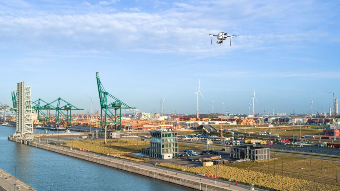 Un dron sosbrevolando el Puerto deAmberes-Brujas.