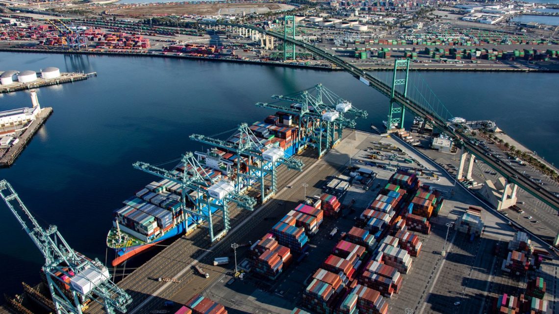 El puerto de Los Ángeles, que tuvo que ser cerrado repentinamente debido a la falta de personal portuario y transportistas.