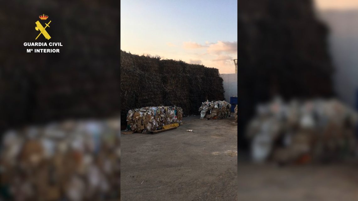 Investigan a ocho personas por almacenar y distribuir ilegalmente 5.700 toneladas de residuos plásticos.