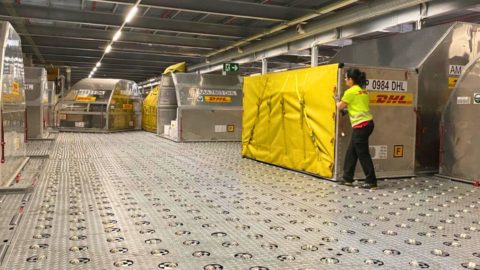 C de Comunicación sigue en exclusiva la operativa de DHL en su hub de carga aérea de Madrid, donde la compañía gestiona más de 35.000 piezas por jornada.