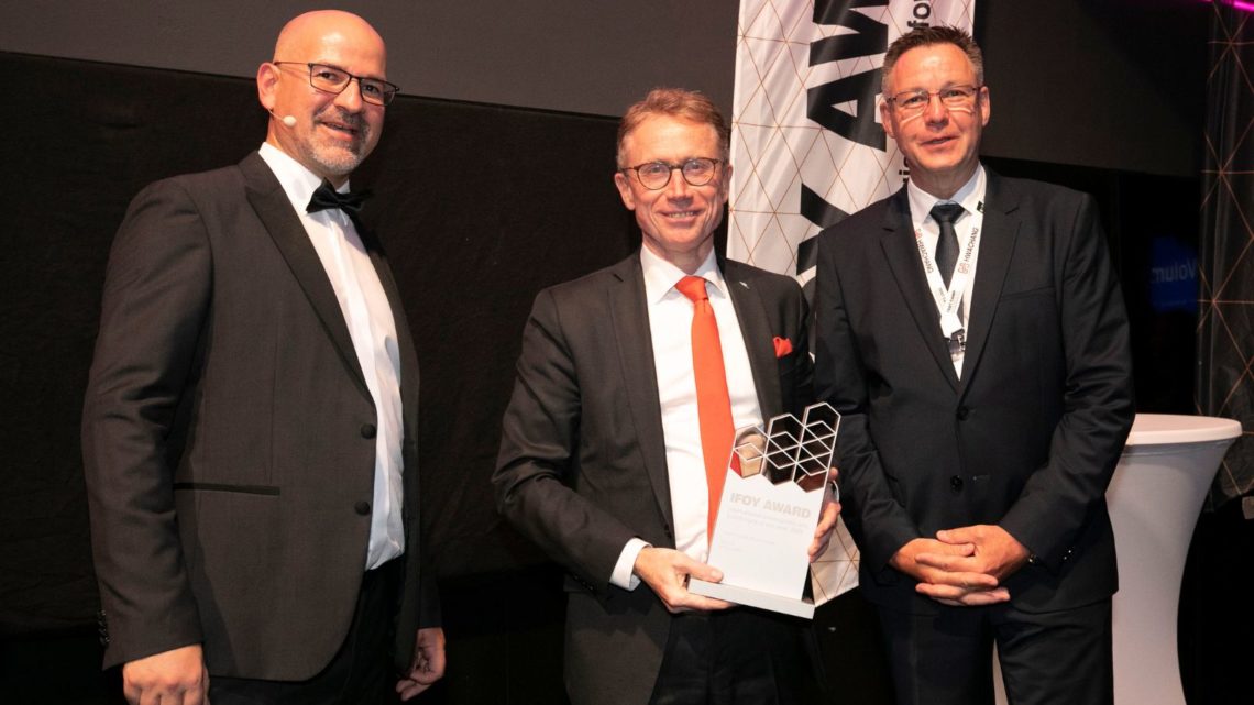 Frank Müller, vicepresidente senior de gestión de marca de STILL, recogió el premio IFOY.