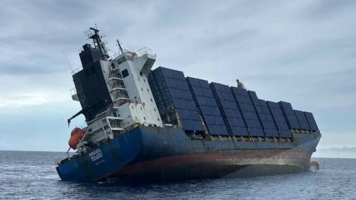 Tras quedar parcialmente hundido, decenas de contenedores se precipitaron al mar en los alrededores de Kaohsiung (Taiwán)