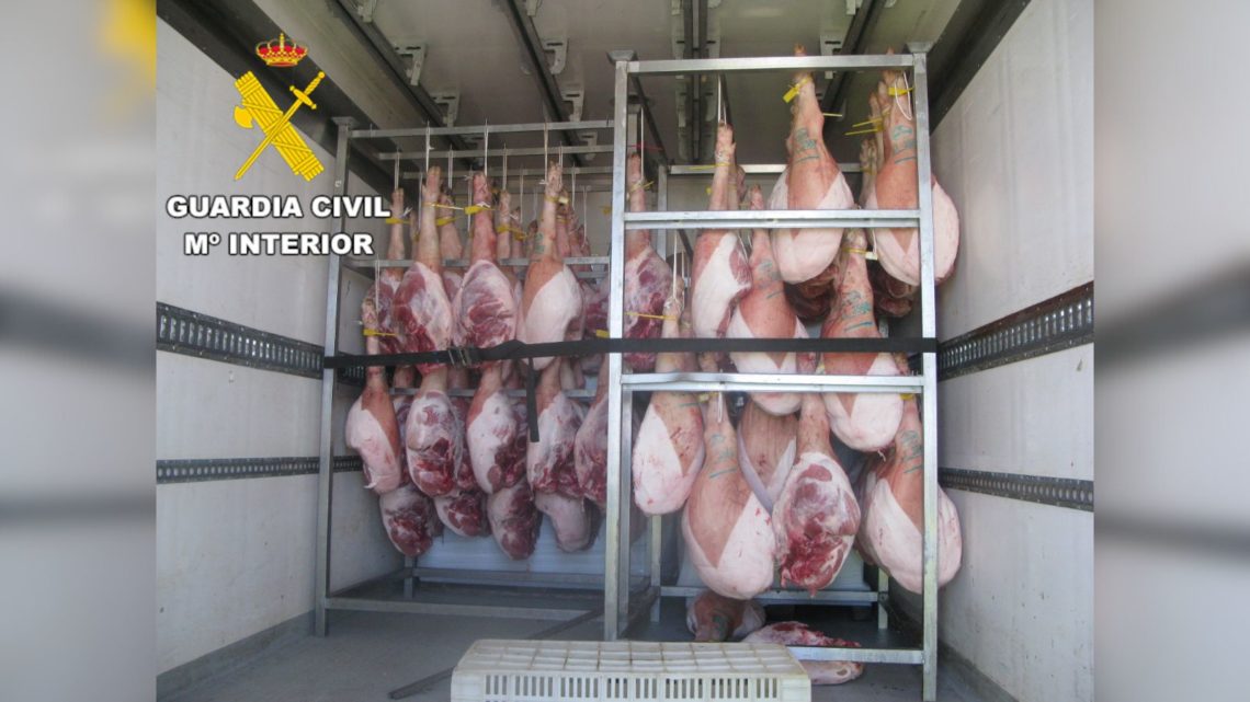 Los agentes han detectado en Salamanca dos camiones isotérmicos antiguos que transportaban 4.348 kg de carne de cerdo que había perdido la cadena de frío.