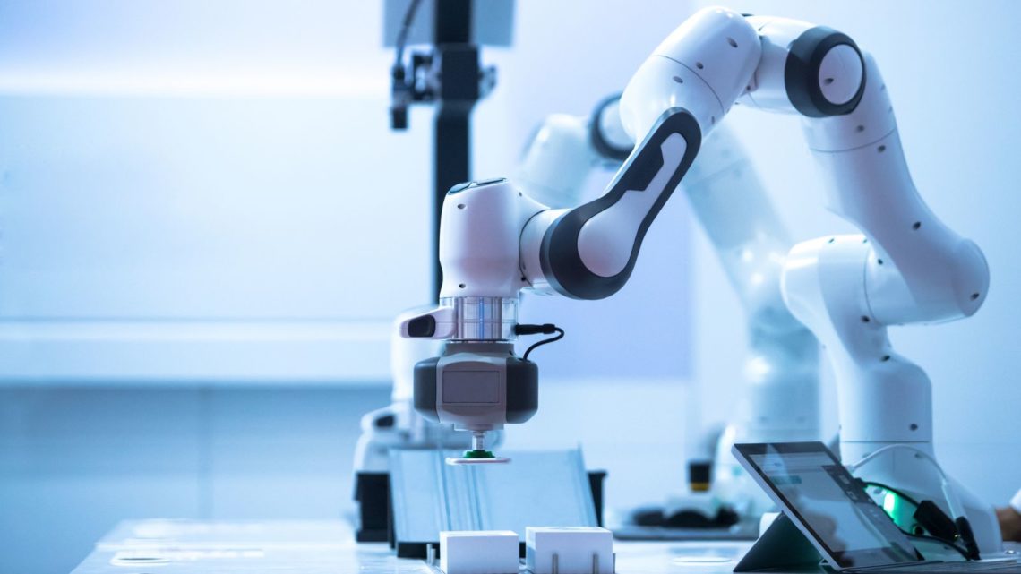 Siemens y Universal Robots han diseñado una solución para el picking de los pedidos online de BonÀrea que consiste en la integración de software que hace uso de IA en un brazo robótico.