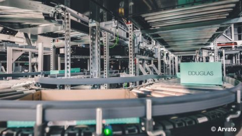 Douglas ha confiado en Arvato para automatizar su nuevo almacén en Hamn (Alemania). La plataforma, equipada con tecnología de última generación, ocupa una superficie de 38.000 m2 y gestionará más de 86.000 pedidos al día.