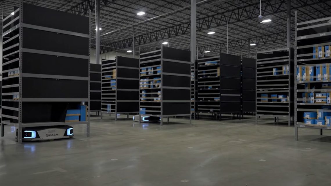 UPS usa robots para reordenar las estanterías de su almacén.