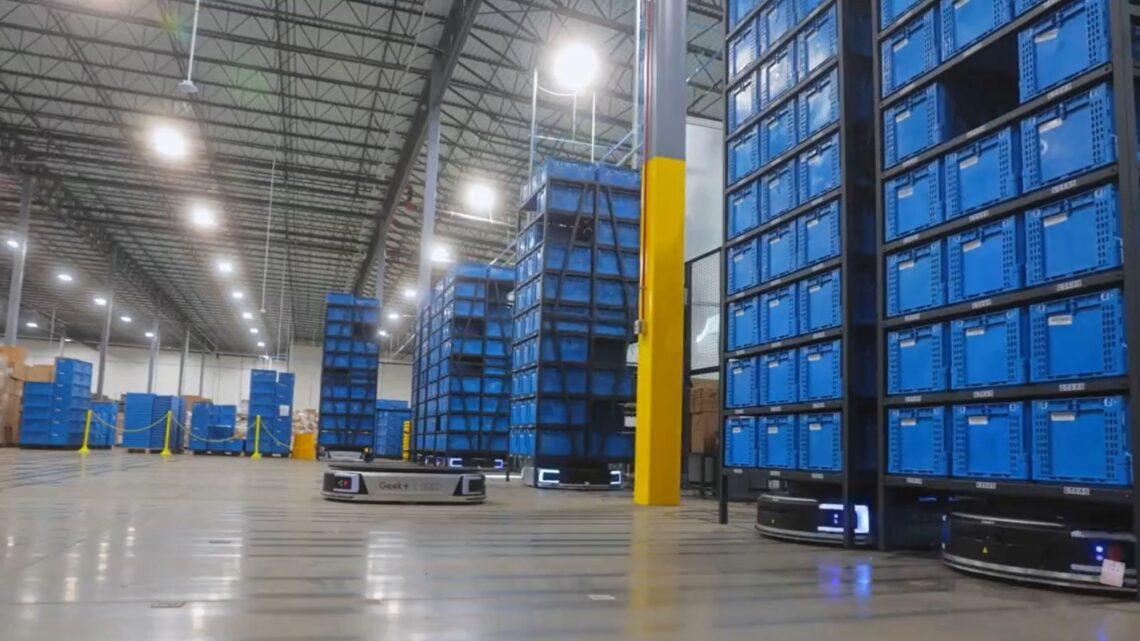 UPS abre un nuevo almacén con 200 trabajadores y 3.000 robots.