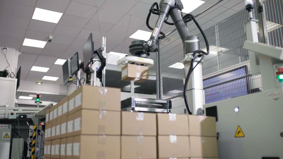 Robots colaborativos automatizan las tareas de paletización en Sanofi
