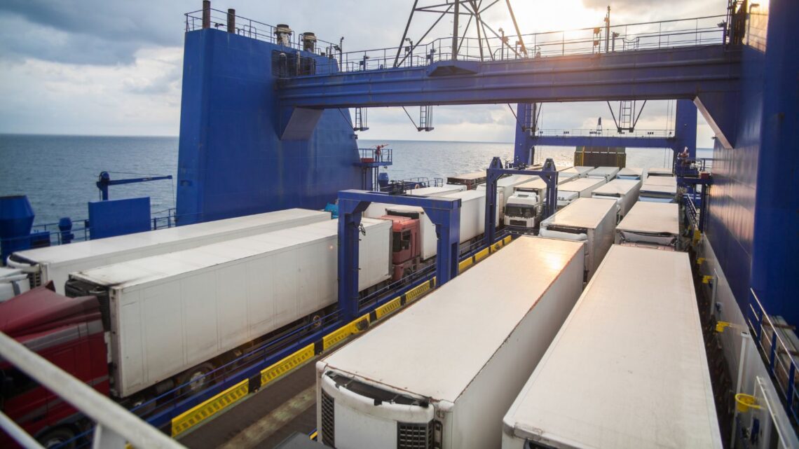 El gobierno subvenciona con otros 20 millones el transporte de camiones de mercancías en buques.