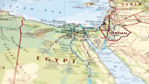 Egipto estudia la ampliación del canal de Suez para mejorar su eficiencia y competitividad.
