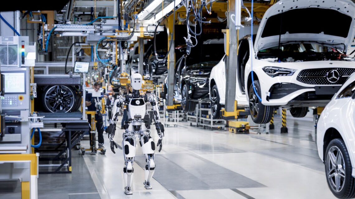 Mercedes-Benz prueba el uso logístico de robots humanoides.