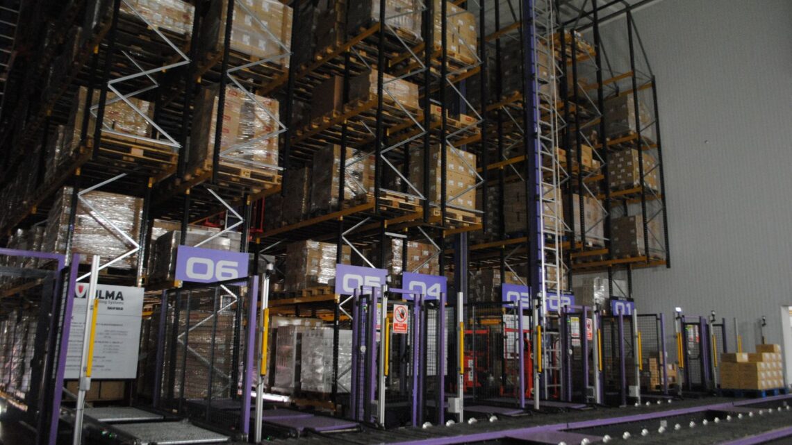En el corazón del almacén de Grupo Tello: de vender 9 millones de kilos de embutido a 24 gracias a la automatización.